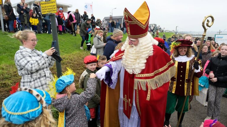Sint Intocht in Boven-Hardinxveld — markt-eten in Hardinxveld-Giessendam