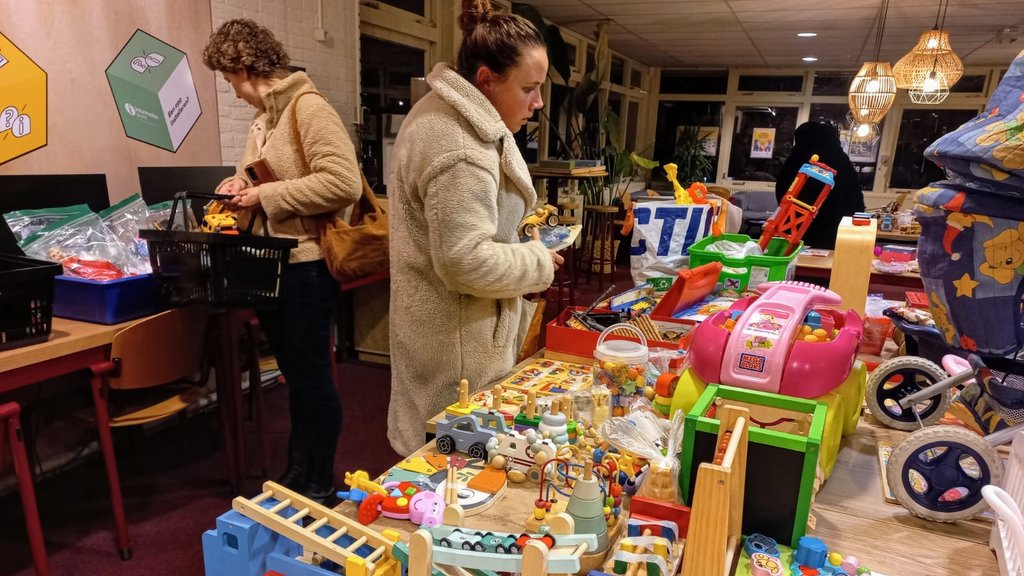 Sinterklaas speelgoed ruilfeest in bibliotheek in Hardinxveld-Giessendam in Hardinxveld-Giessendam