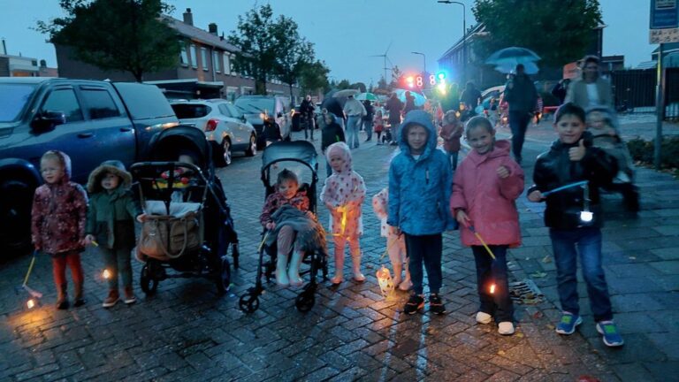 Lampionnenoptocht in Beneden-Hardinxveld — familie-kids in Hardinxveld-Giessendam