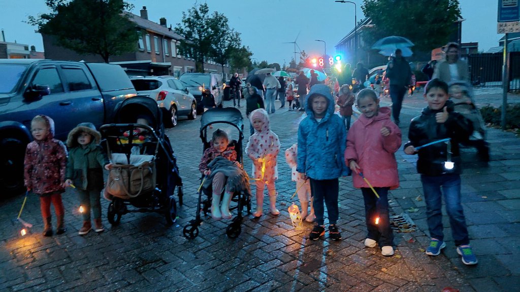 Lampionnenoptocht in Beneden-Hardinxveld in Hardinxveld-Giessendam