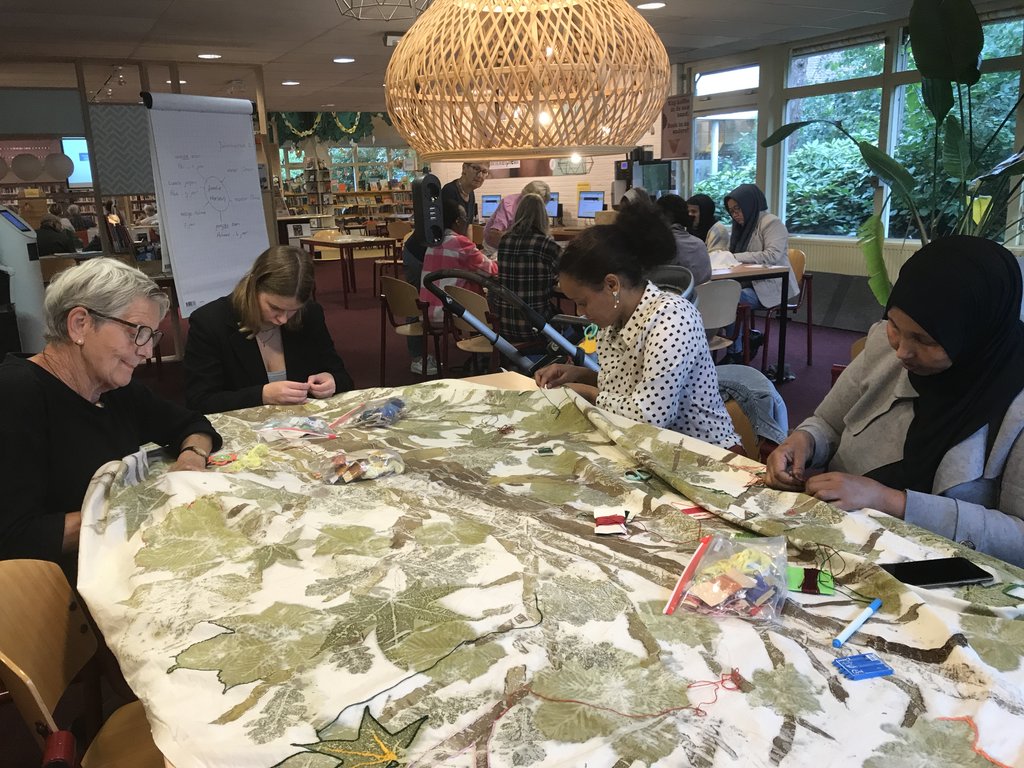Borduren in de bibliotheek in Hardinxveld-Giessendam aan Tuinen van Verbinding in Hardinxveld-Giessendam